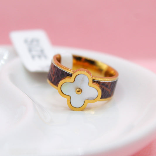 ANILLO TRÉBOL BLANCO BANDA TIPO PIEL