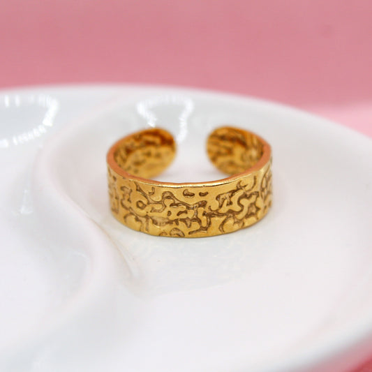 ANILLO BANDA ANCHA CON TEXTURA