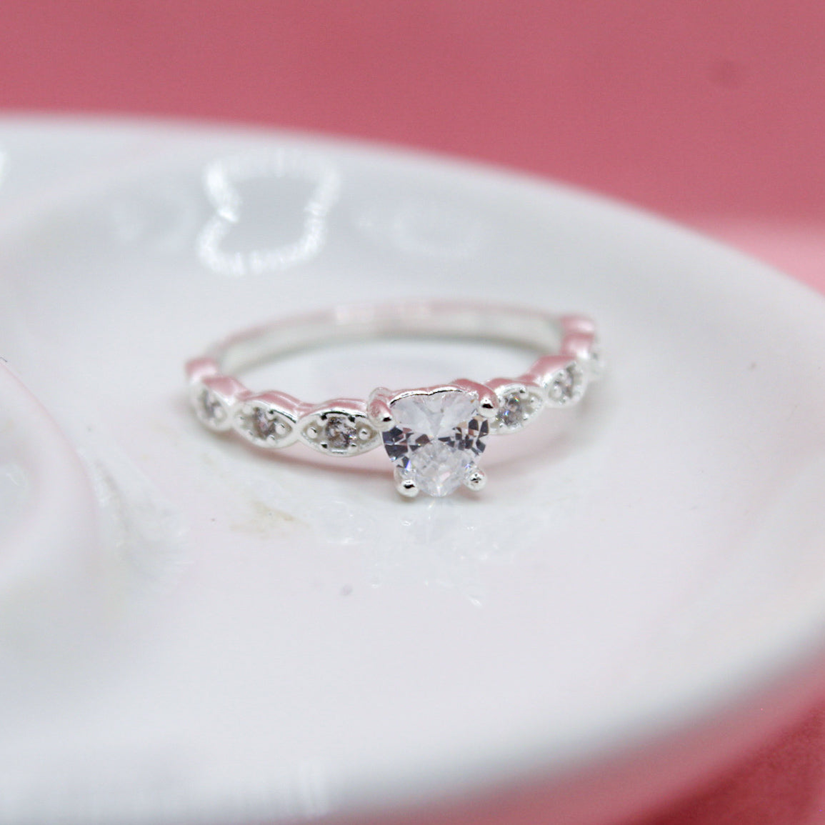 ANILLO ZIRCONIA CORAZÓN CON ZIRCONIAS OVALADAS .925