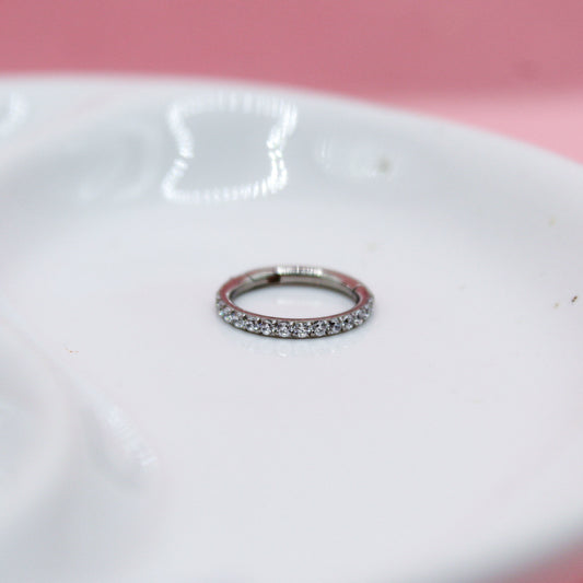 ARGOLLA PLATEADA ZIRCONIAS INCUSTADAS 316L