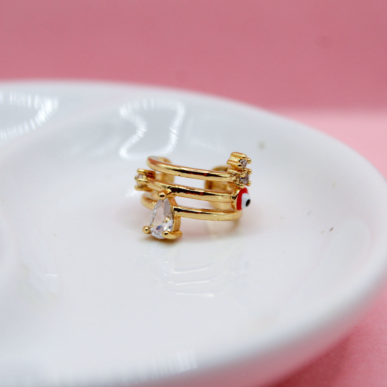 EARCUFF TRIPLE ZIRCONIA CON OJO ROJO