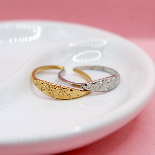 ANILLO TRES FLORES GRABADAS