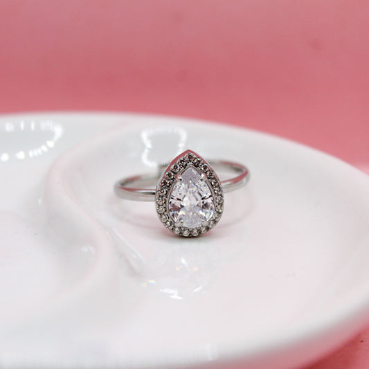 ANILLO PLATEADO ZIRCONIA BLANCA EN FORMA DE GOTA