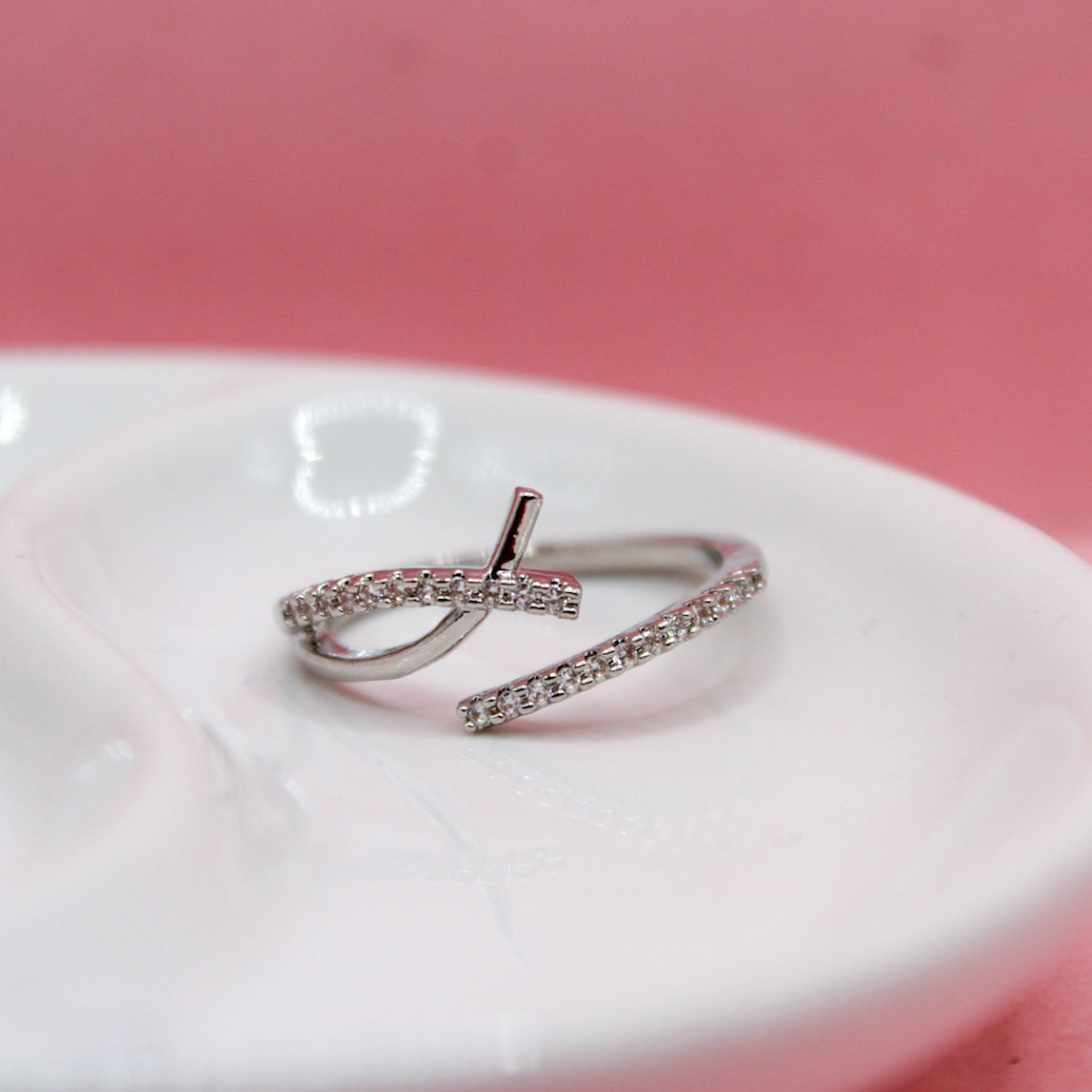 ANILLO PLATEADO CRUZADO CON ZIRCONIAS