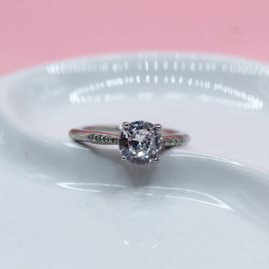 ANILLO PLATEADO ZIRCONIA REDONDA TREZ ZIRCONIAS CHICAS