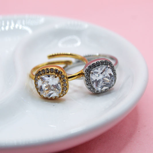 ANILLO ZIRCONIA CUADRADA GRANDE Y ZIRCONIAS ALREDEDOR