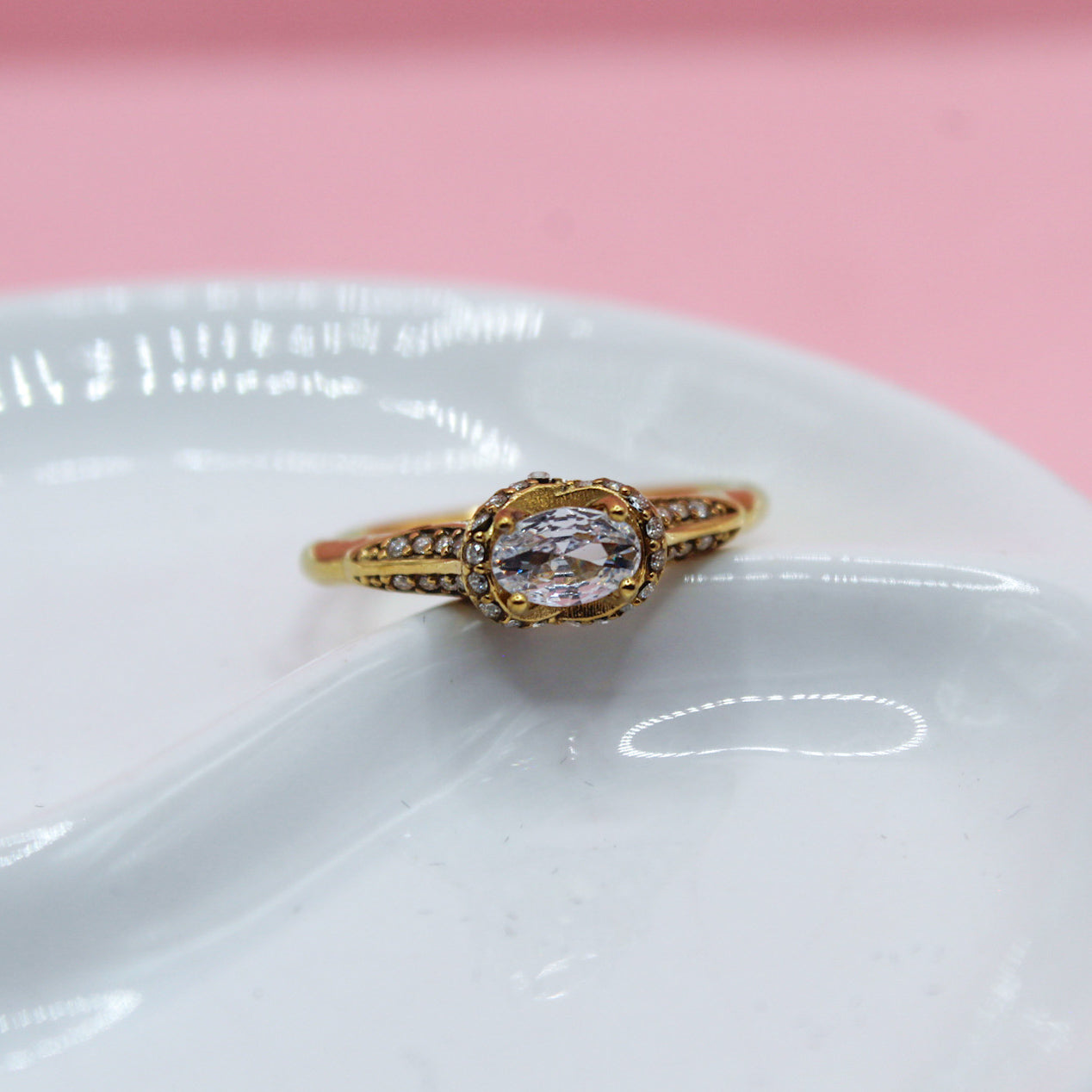 ANILLO ZIRCONIA OVALADA Y ZIRCONIAS CHICAS ALREDEDOR