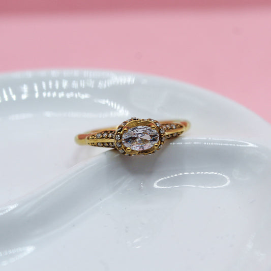 ANILLO ZIRCONIA OVALADA Y ZIRCONIAS CHICAS ALREDEDOR