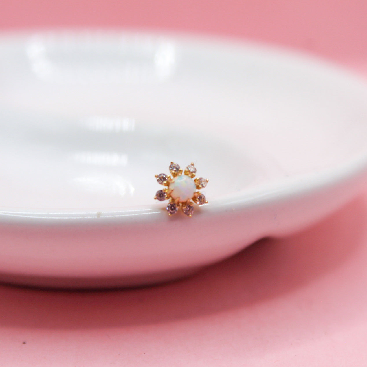 FLOR ZIRCONIAS OPALO CENTRO ORO JAPONES 10K