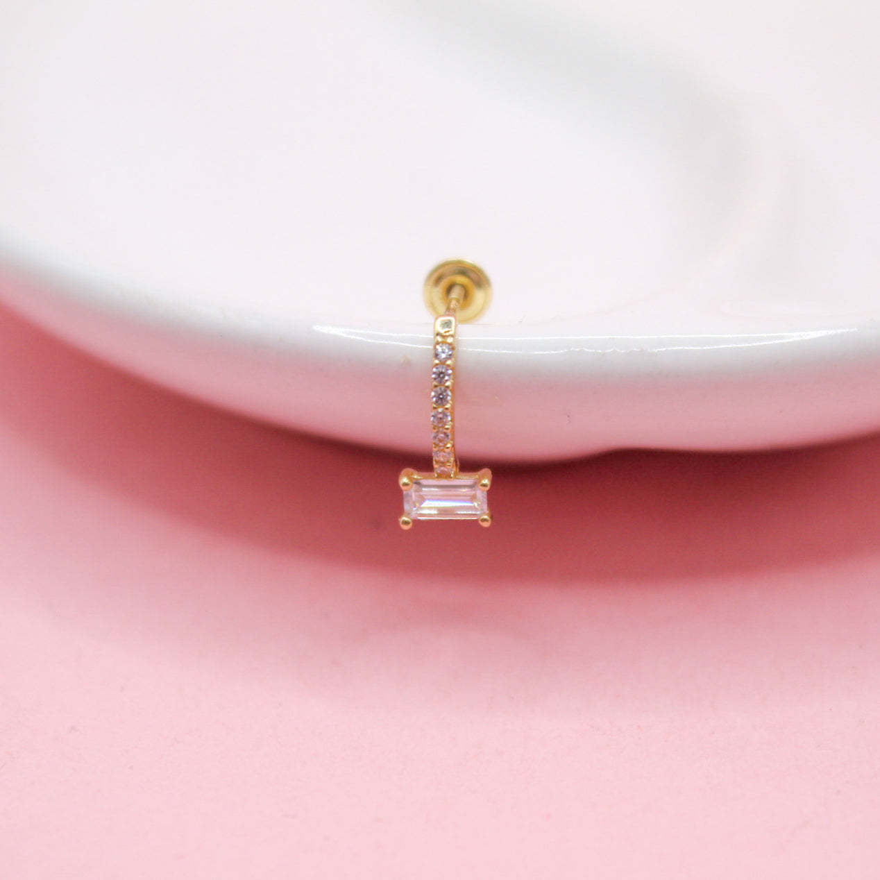 MEDIA ARRACADA ZIRCONIA CUADRADA Y ZIRCONIAS CIRCULARES ORO JAPONES 10K