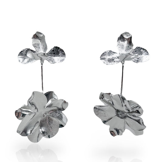 ARETES FLOR PLATEADA COLGANTE