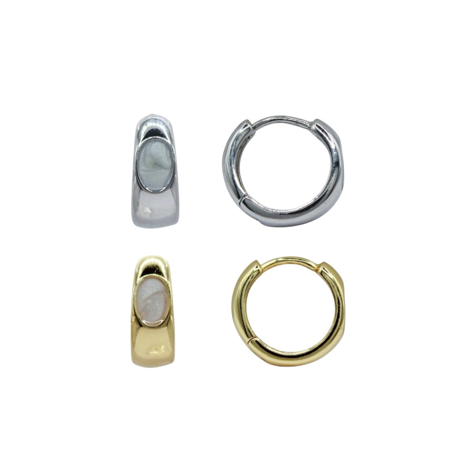 ARRACADAS ANCHAS CON PERLA PLANA BLANCA OVALADA