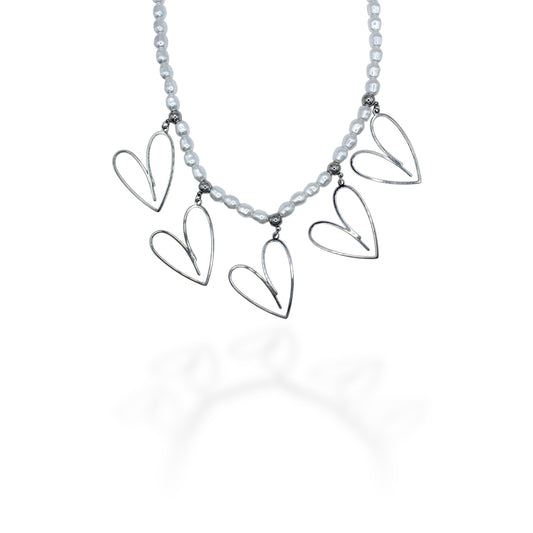 COLLAR PLATEADO DE PERLAS CON SILUETA CORAZONES GRANDES