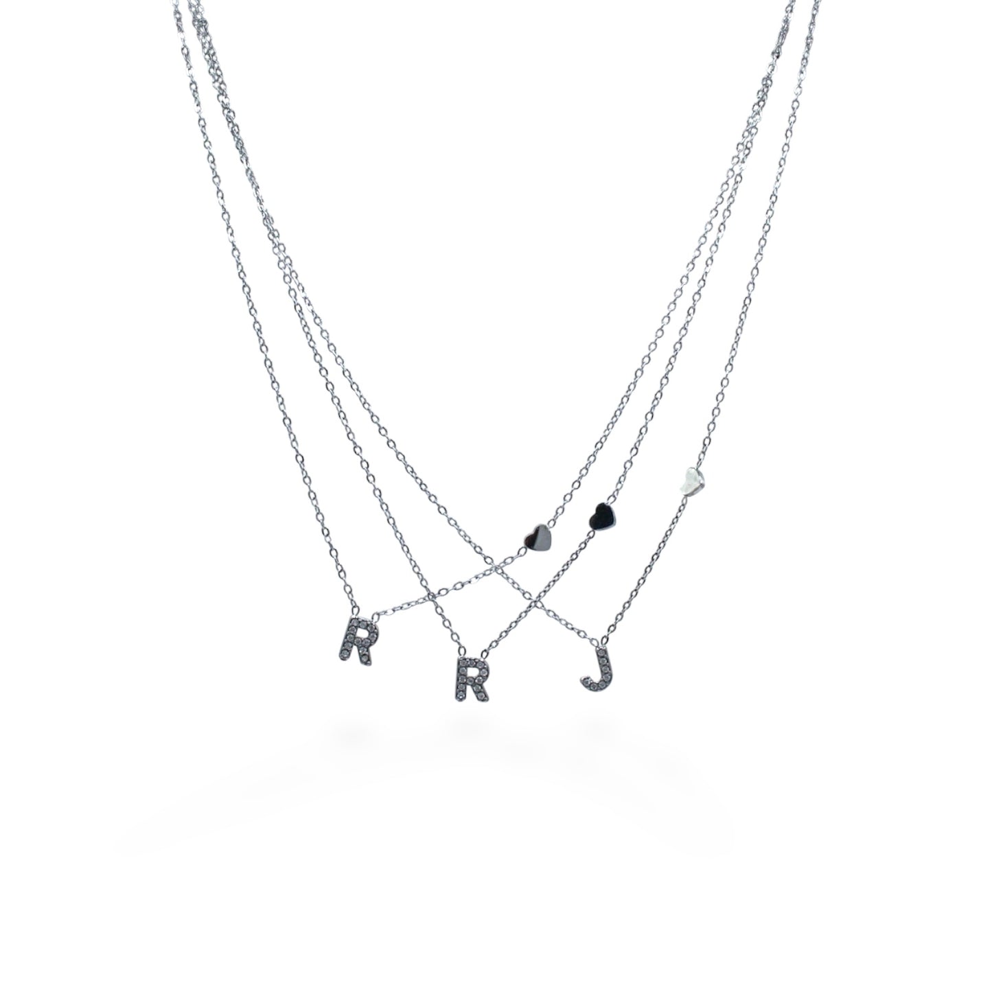 COLLAR PLATEADO INICIAL ZIRCONIAS CON CORAZON LISO